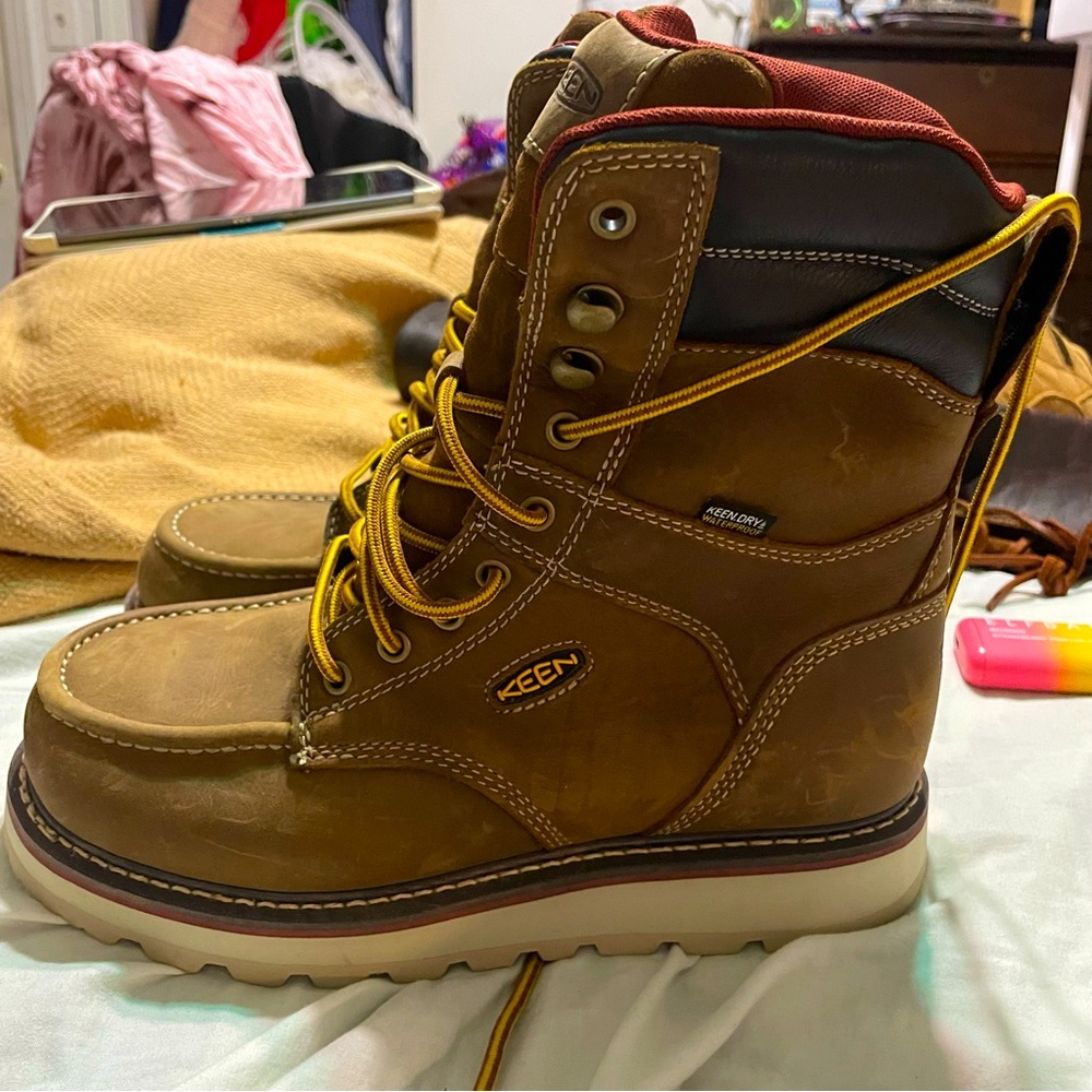 Womens KEEN leather boots 8.5
